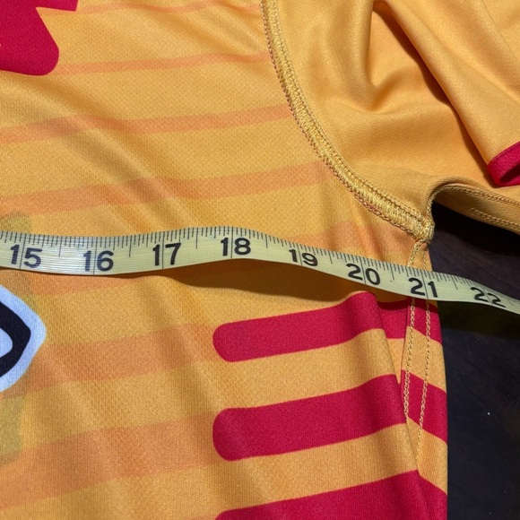 Kansas City Chiefs T-shirt Yellow Short Sleeve V-Neck Size M - Picture 5 of 6